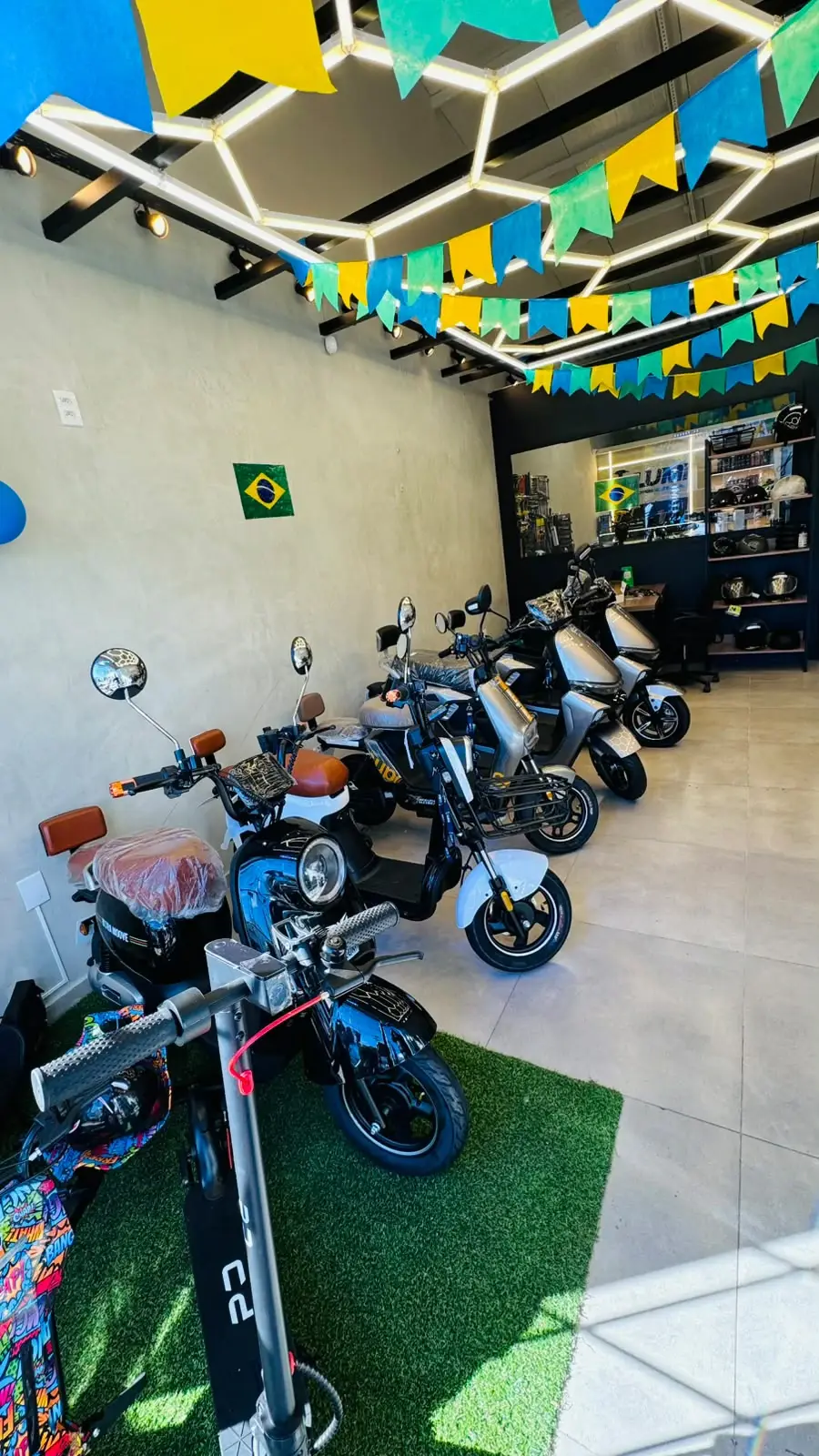 Variedade de scooters e motos elétricas no showroom da LUMI